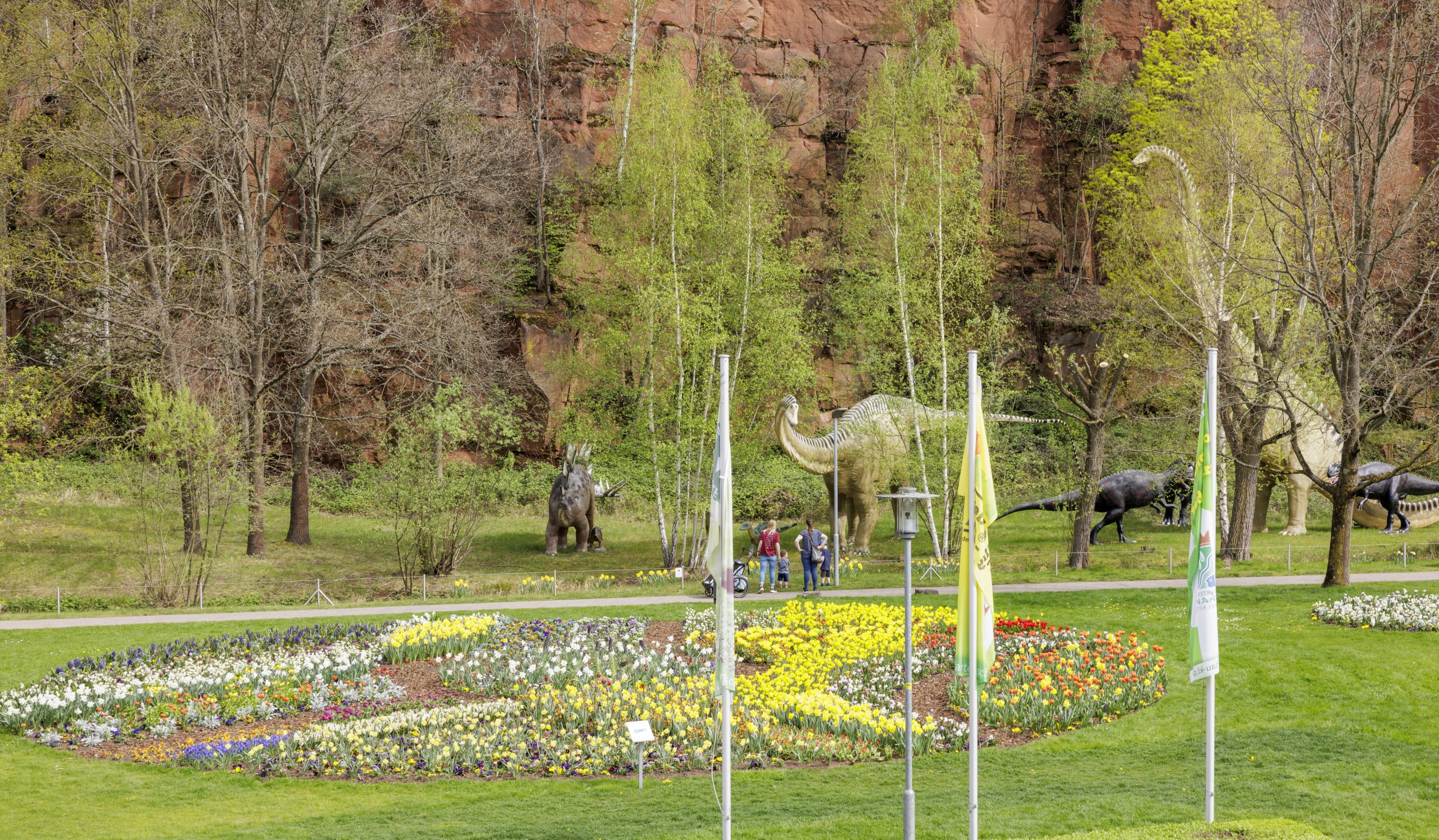 Blumenbeete und Dinos der Gartenschau Kaiserslautern