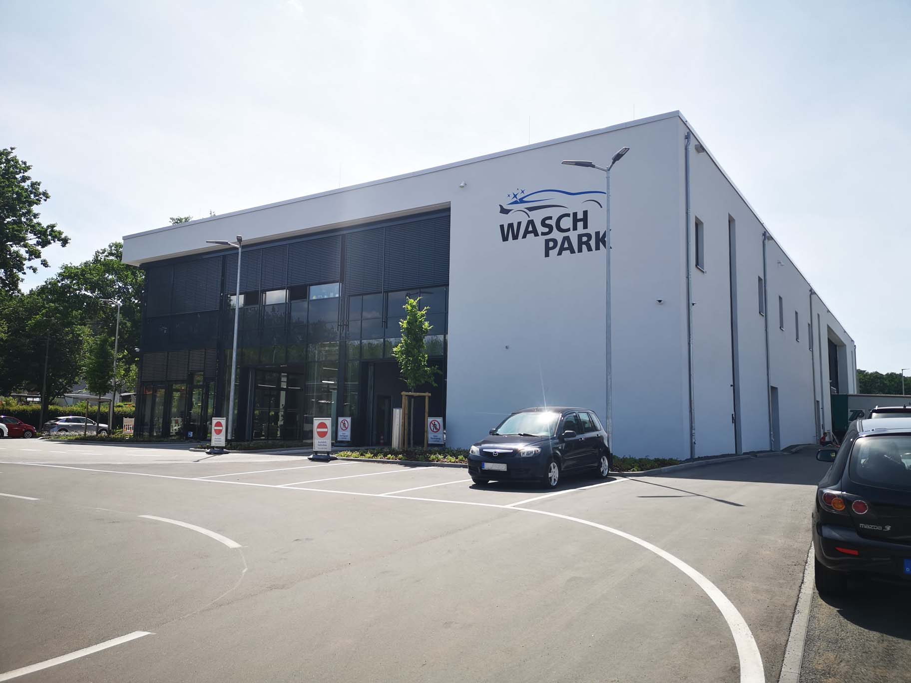 das Gebäude des Waschparks 