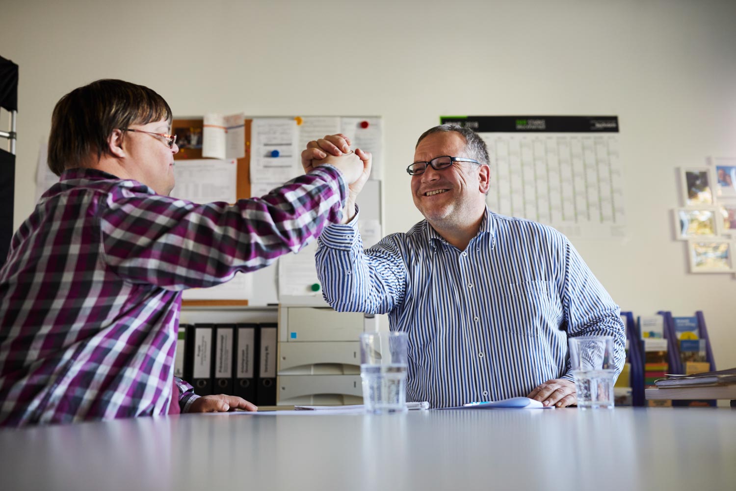 Zwei Männer reichen sich die Hand